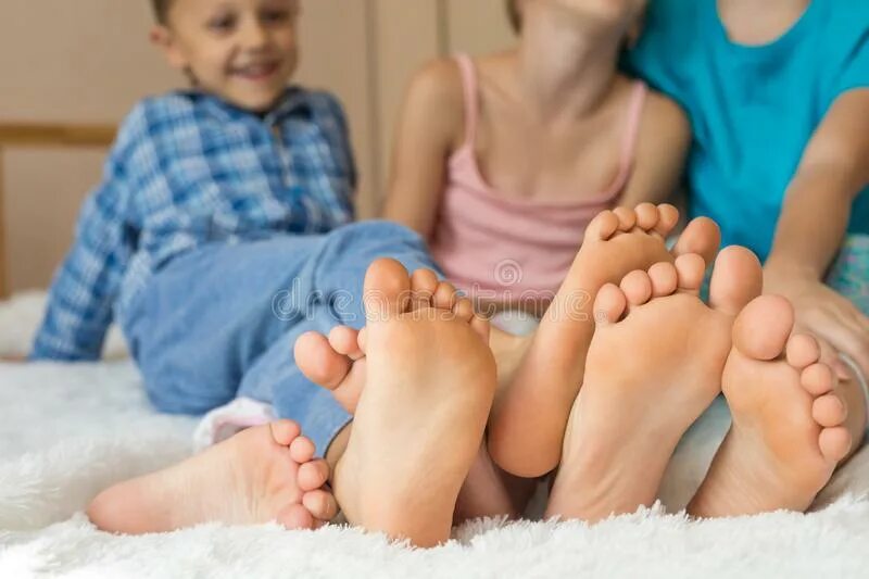 Sat foot. Пятки сестры. Сестры босиком. Босые ноги сестрёнки. Feet дети.