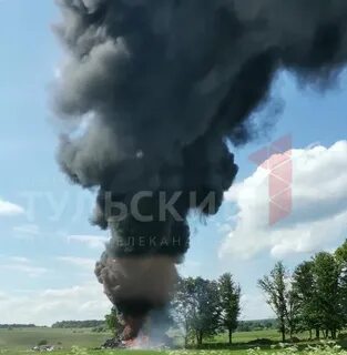 Тихо между деревьями синим столбом
