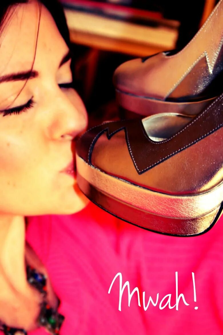 Целует туфли. Девушка целует туфли. Целует обувь. Целовать женские туфли.