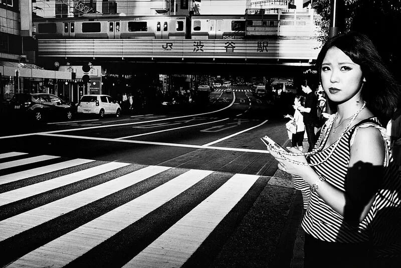 Играть в черно белый японский. Tatsuo Suzuki фотограф. Япония чб. Черно белый Токио. Черно белая Япония.