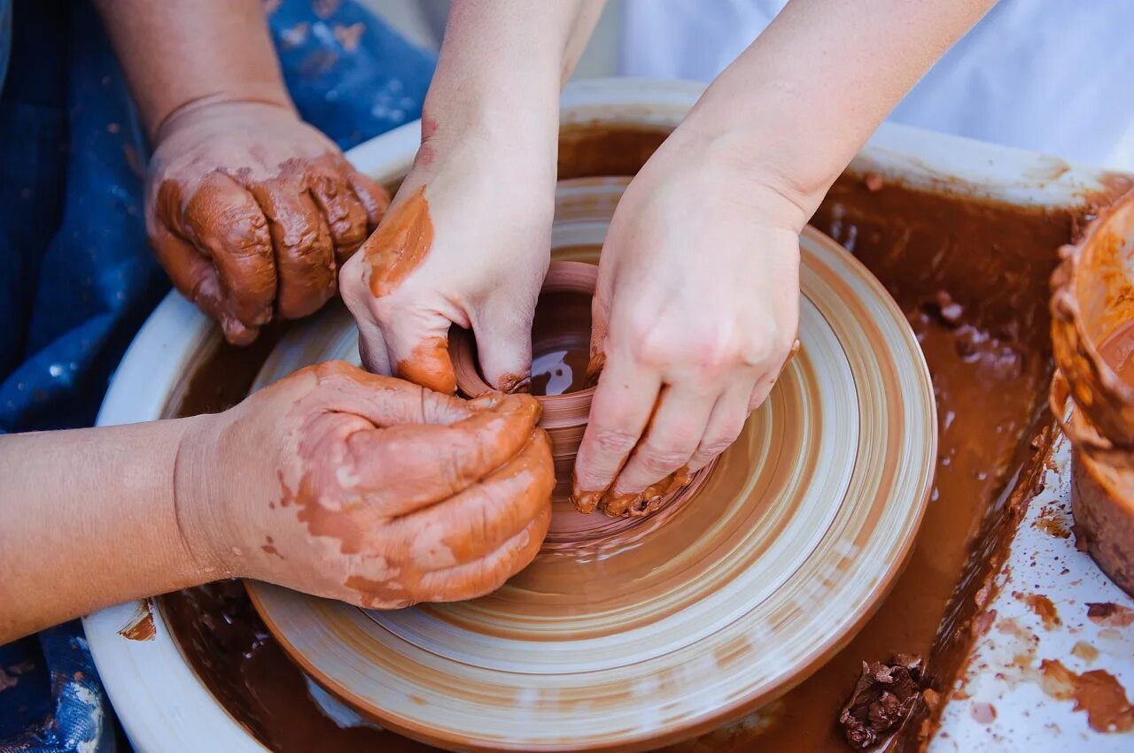гончарное дело новосибирск. что можно сделать на гончарном круге. мастер класс гончарное дело. лепка из глины на гончарном круге. гончарное дело новосибирск.