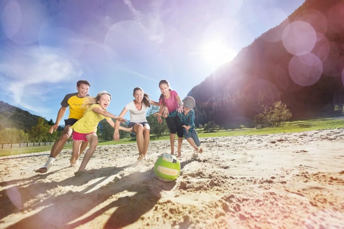 Summer sport. Спортивная семья. Летний спорт. Активный отдых. Активный отдых на природе.