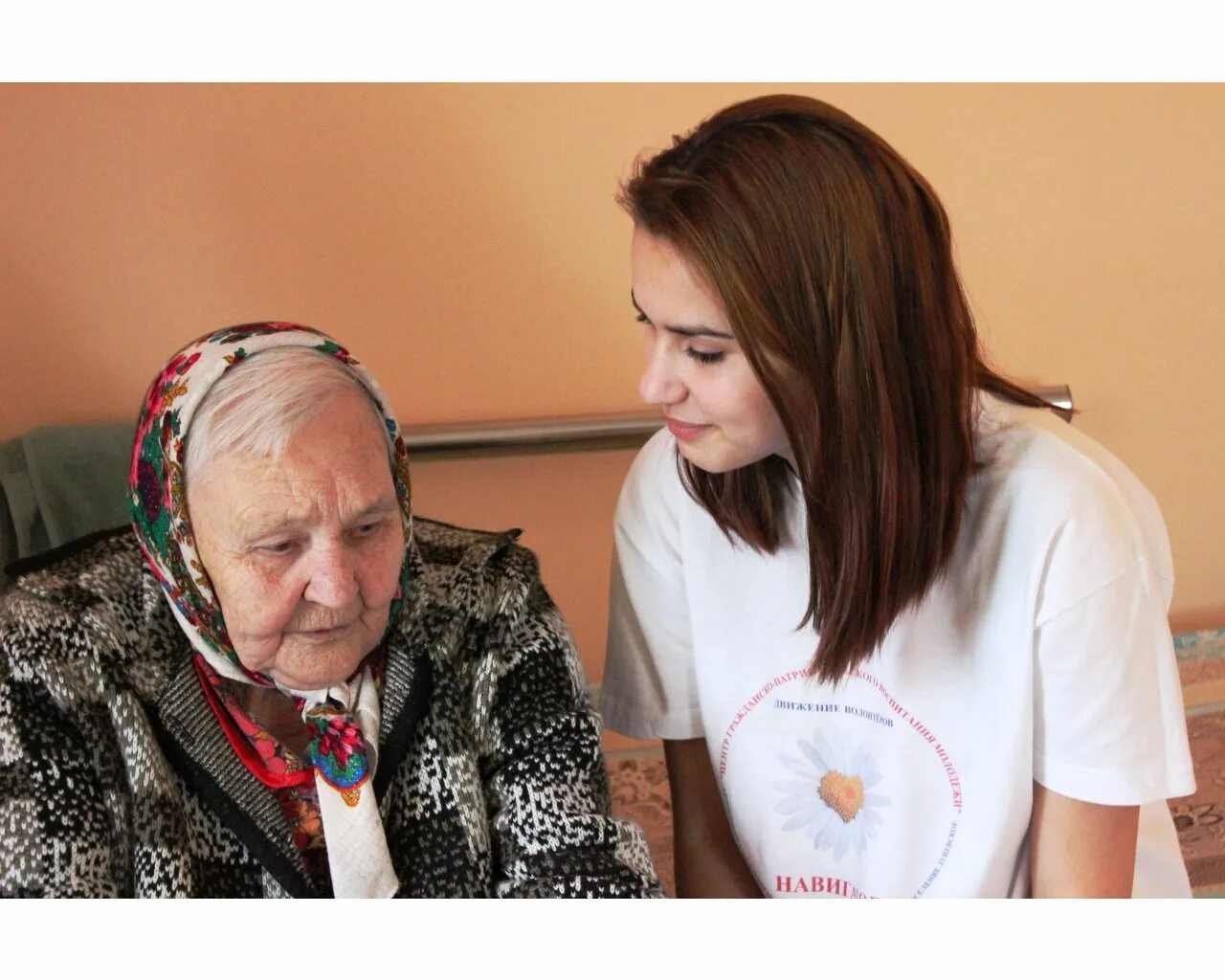Социальное волонтерство. Волонтеры и пожилые люди. Волонтеры помогают пожилым людям. Волонтеры и старики. Волонтеры для пожилых