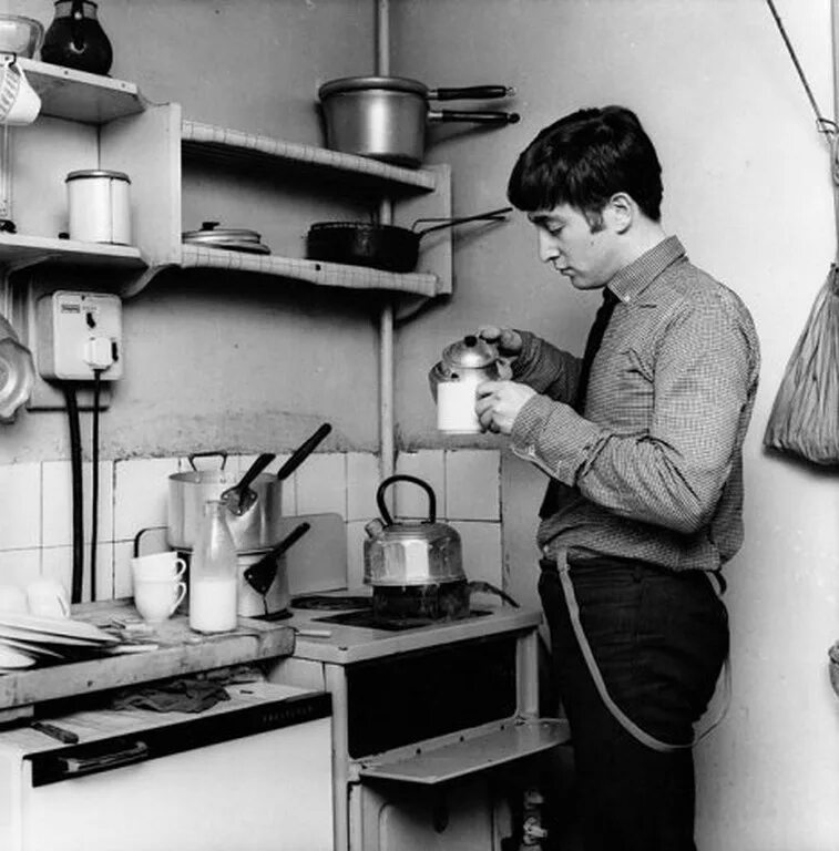Жизнь в 60 80 годы. Джон Леннон на кухне у Маккартни. Джон Леннон заваривает чай на кухне пола Маккартни. Пол Маккартни на кухне Джона Леннона. Леннон на кухне у пола Маккартни.