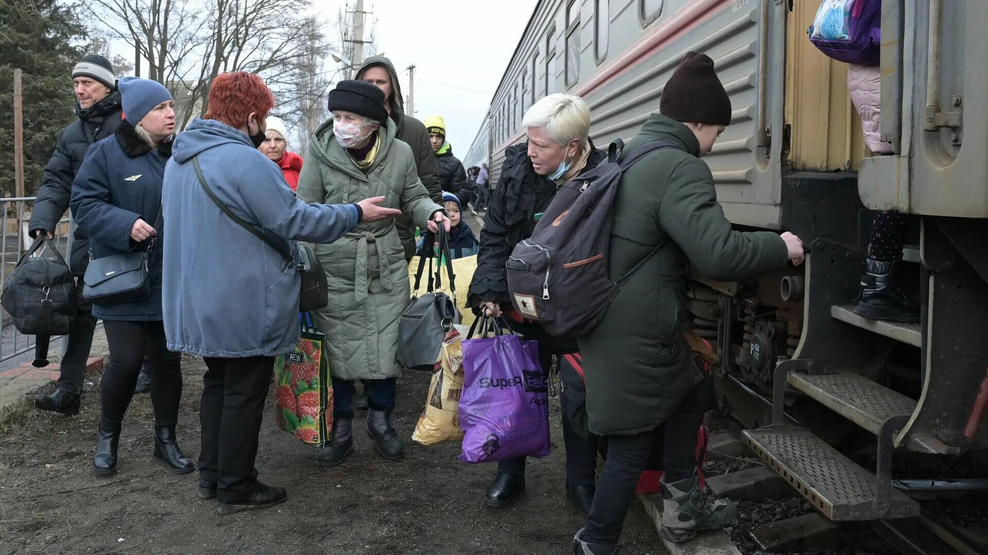 Эвакуированные из Донбасса. Беженцы с Донбасса. Поезд с беженцами. Беженцы из Донбасса в Россию.