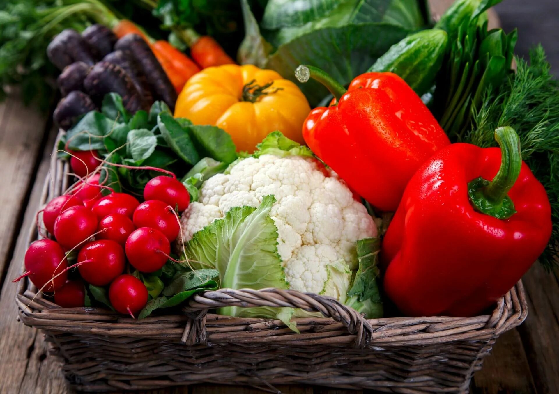 Фермерские овощи. Свежие овощи. Корзина с овощами. Фермерские овощи и фрукты.