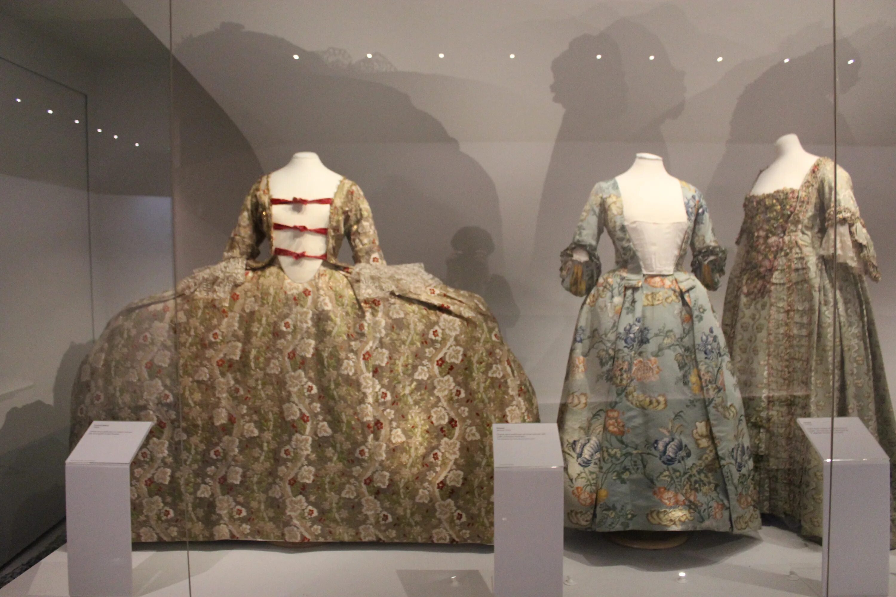 Выставки старинных костюмов. Древняя одежда в музее. Музей старинной одежды. Национальный музей костюма и моды в лиссабоне. Старинные вещи в музее.