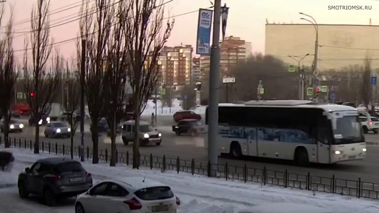 Авария на Масленникова в Омске. Авария на Масленникова Омск вчера. Омск авария на Куйбышева. Авария на улице Куйбышева Екатеринбург.