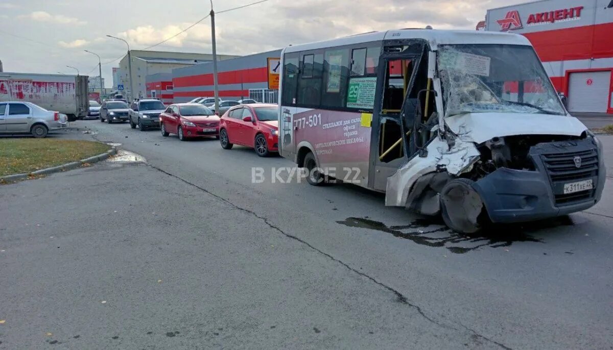 29 автобус барнаул. Дорожно-транспортное происшествие. ДТП С пассажирским автобусом Барнаул.