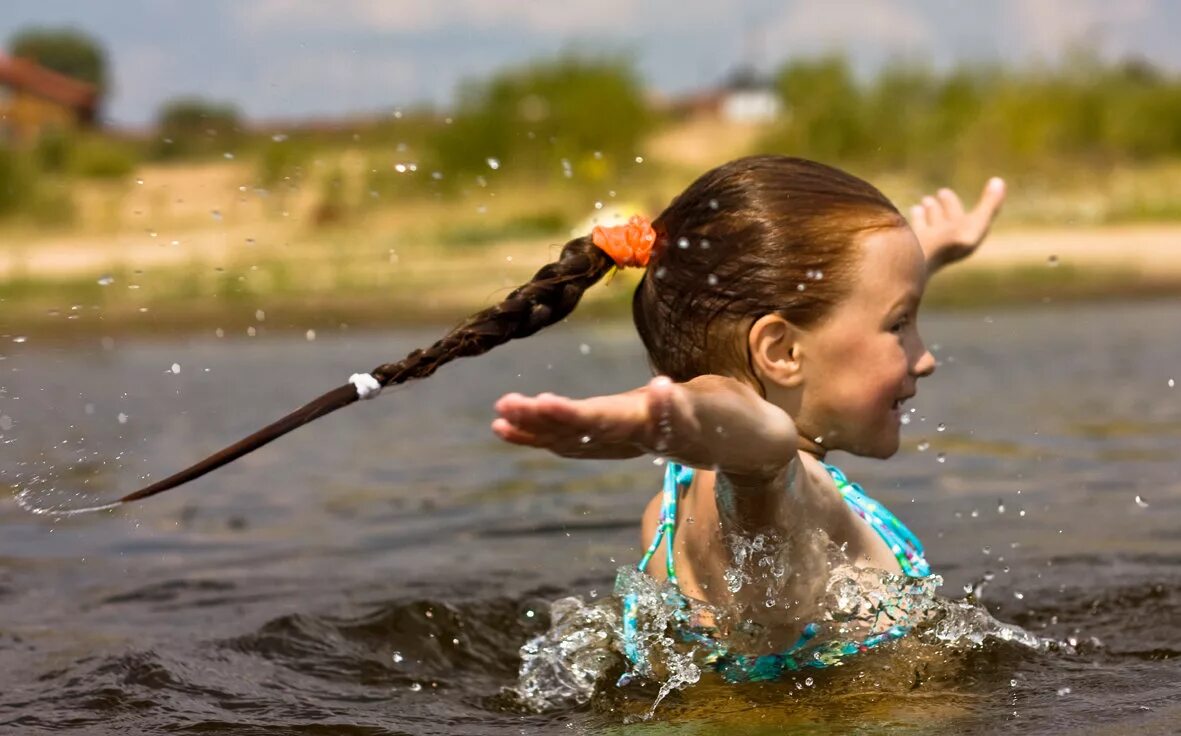Купается на природе. Плавать в речке. Плавание в водоеме. Девочка плавает в реке. Дети плавают в реке.