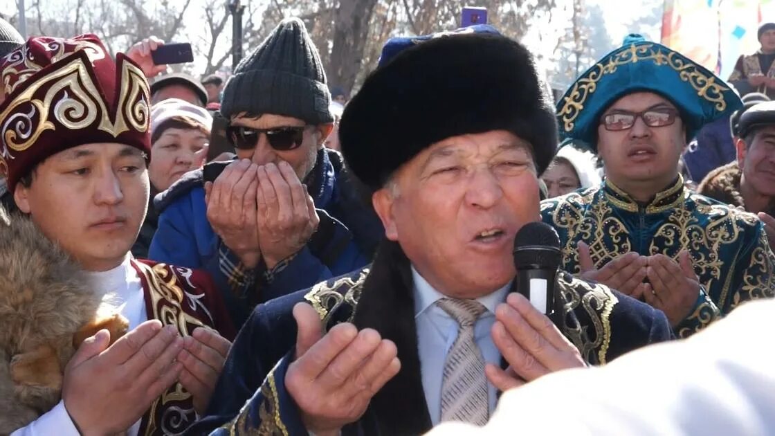 Бата беру. Уйлонгондорго бата беруу. уйдону тойлорго бата беруу. ноорузга бата беруу.
