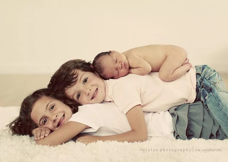 Фотосессия грудничков. Фотосессия новорожденных с сестрой. Трое детей. Фотосессия новорожденных с братом. Братишка мать