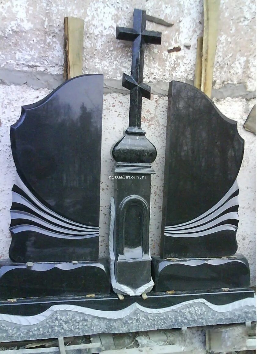 Обелиск в павловском парке. 2 памятника зеркальных. Монолит обелиск. Sabine marcelis. Обелиск памяти.