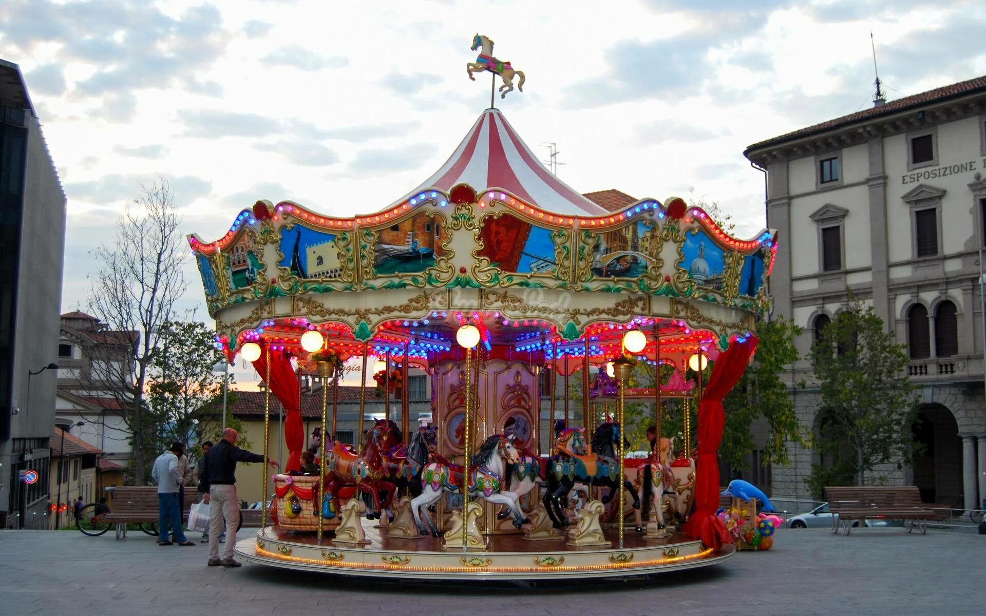 Merry round перевод. Мерри гоу раунд. Amusement Merry go Round. Merry go Round Green Park.