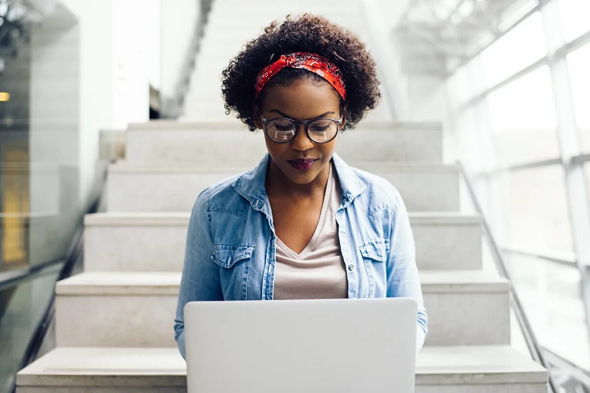 She is used to working. Афро студенты. Первая чернокожая студентка колледжа. Black girl with a Laptop. Девушка негр студентка.