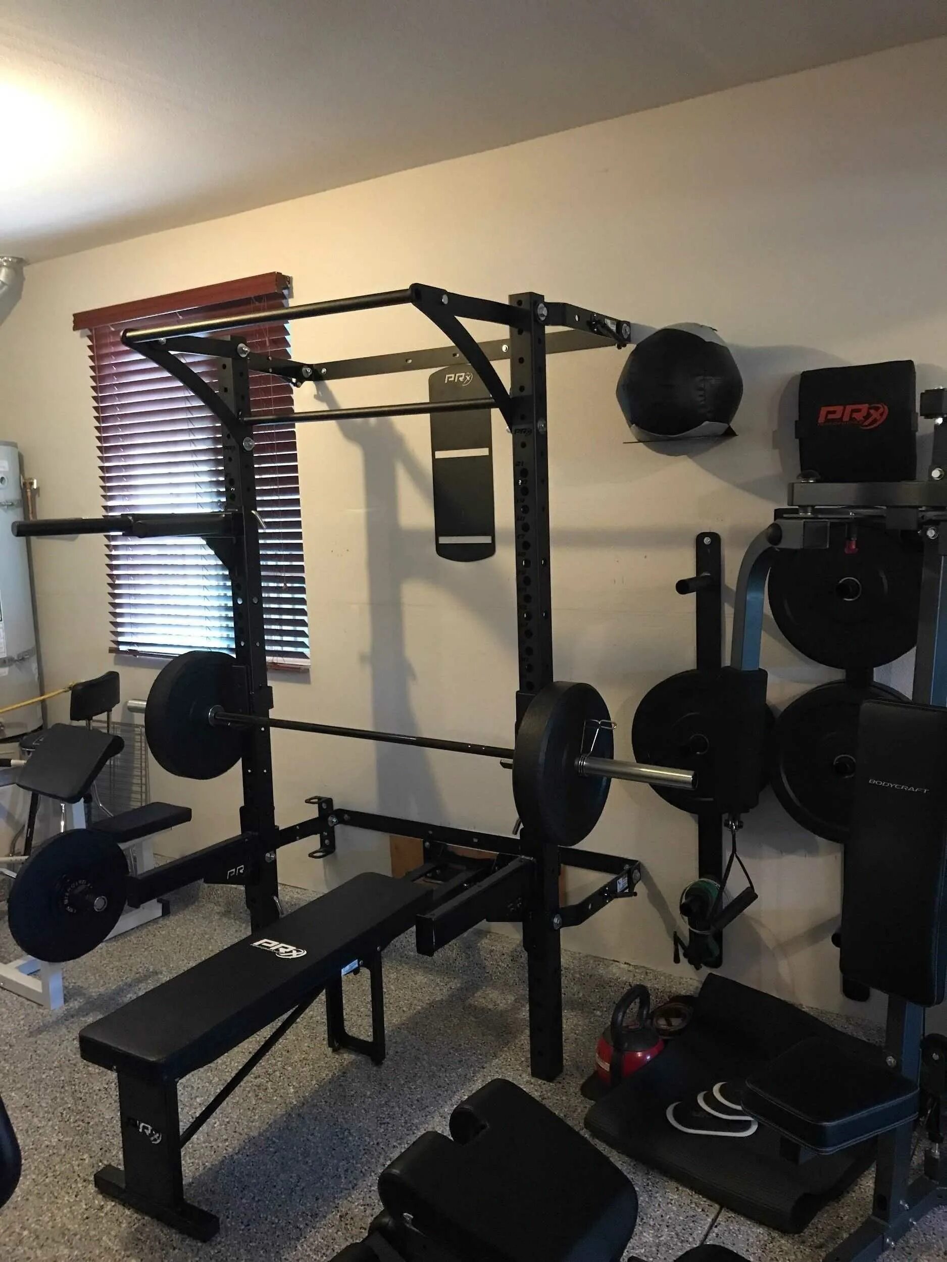 Качалка в гараже. Гаражная качалка. Качалка дома. Качалка дома. Тренажерный зал garage gym.