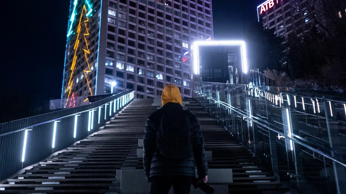 Время интернета ночью. Человек в ночном городе. Парень на фоне ночного города. Парень ночь город. Парень на фоне города.