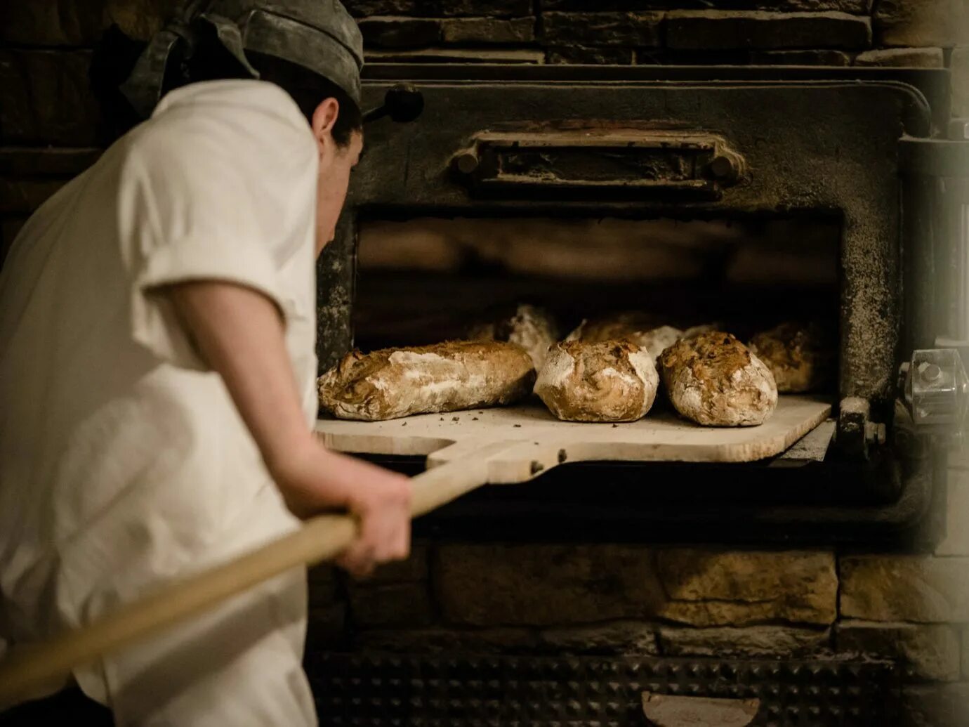 Cook bake. Хлеб в печи. Пекут хлеб в печи. Пекарь печет хлеб. Печь для пекарни.