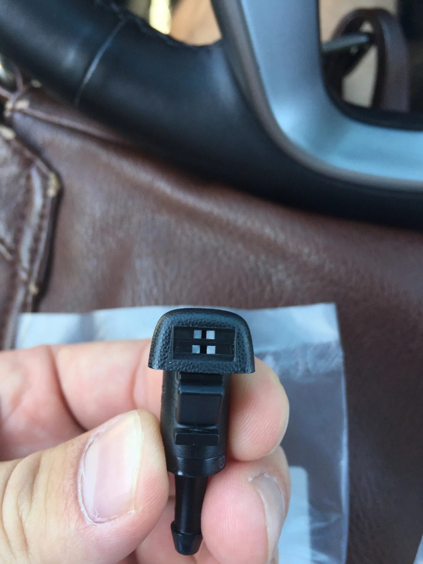 Hyundai solaris 2011 форсунки омывателя веерные. Веерная форсунка хендай солярис. Веерные форсунки на вольво xc70. Форсунки солярис. Hyundai solaris форсунки омывателя.