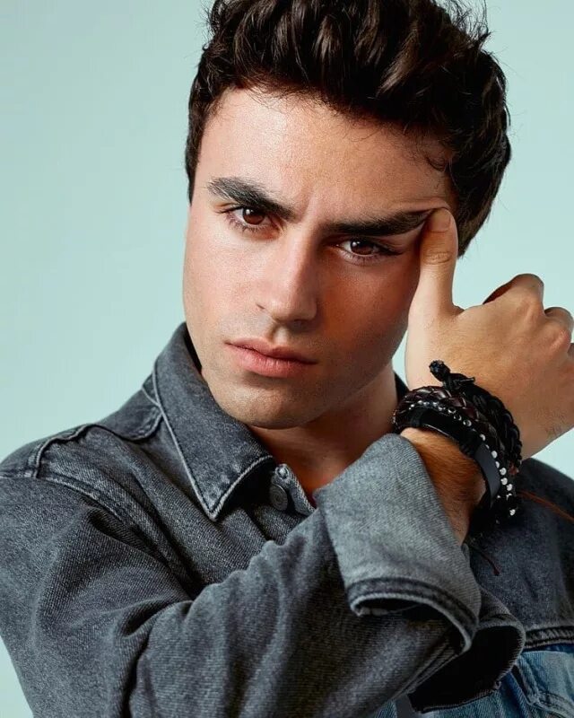 главные герои молодой человек. главные герои молодой человек. актер хиро файнс-тиффин. сергей романович чзо. сэм винчестер 1 сезон.