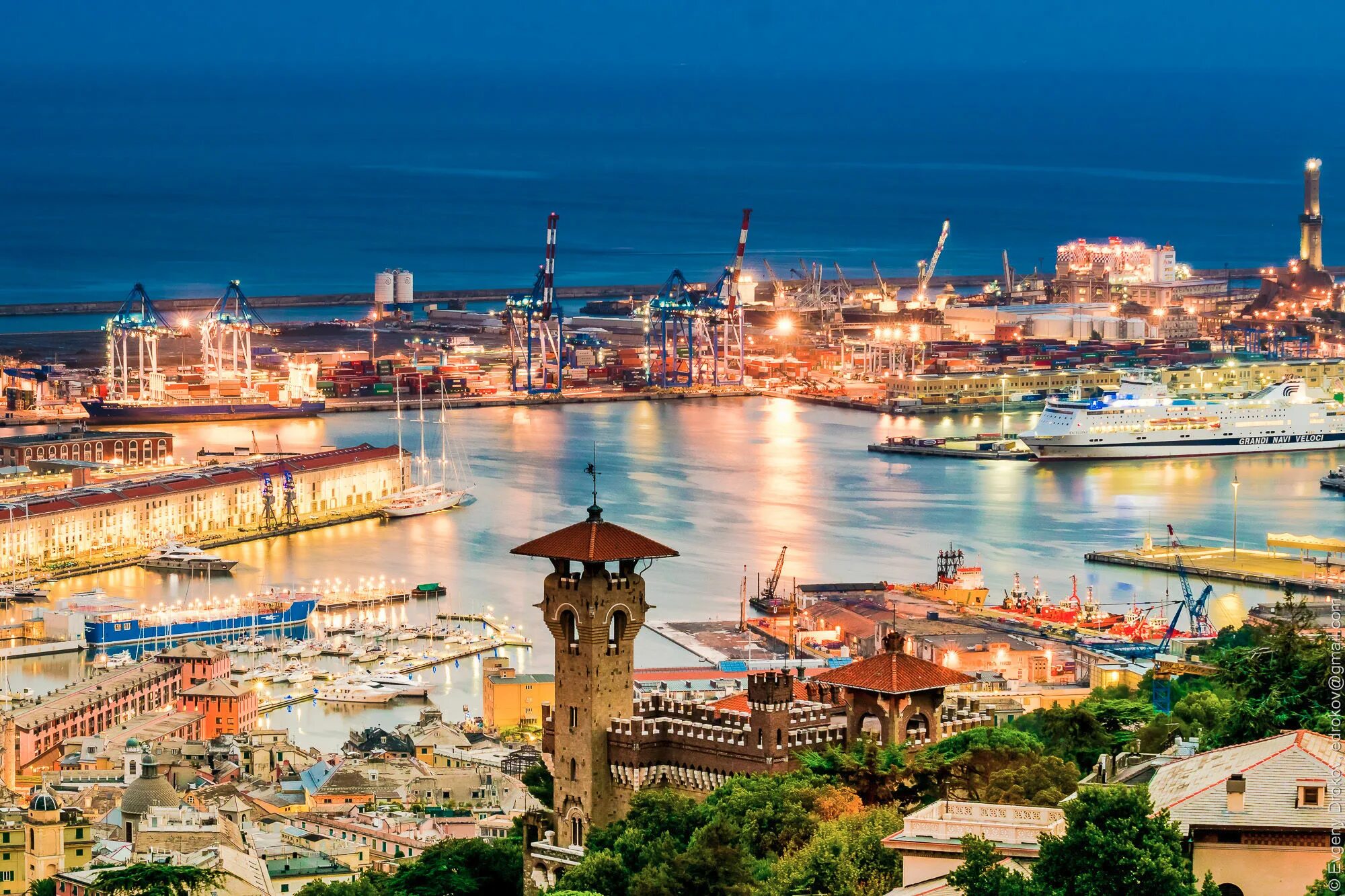 Город и порт в италии 7. Генуя Италия морской порт. Genova Италия. Старый порт Генуи.