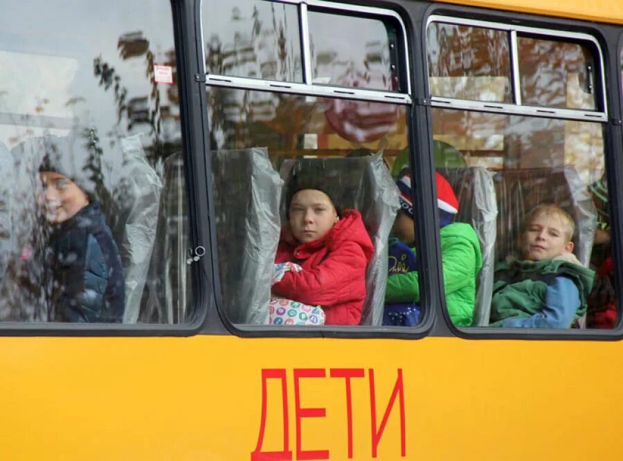 Школьный автобус газель. Мокшино школа. Два школьных автобуса. Нефтебаза автобусов. Вручение школьных автобусов руденя.