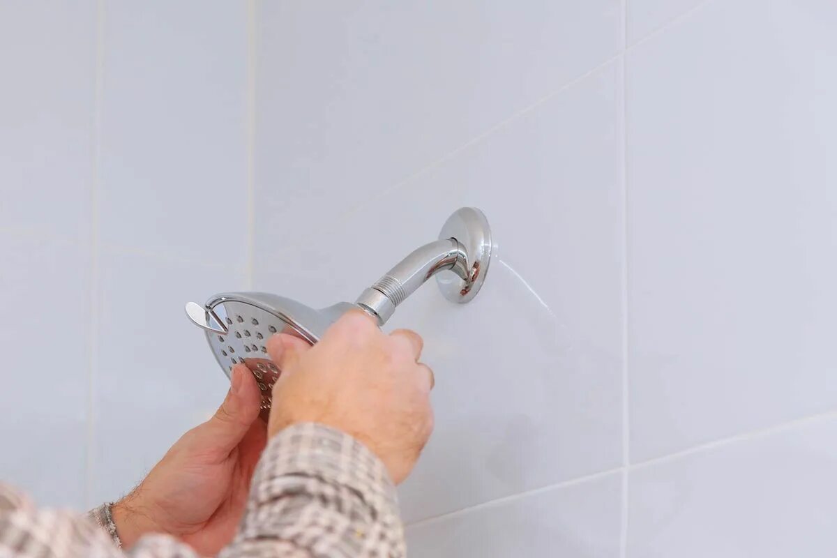 Крепление для лейки душа. Душевая лейка d30см "accona". Открученный шланг от лейки душа. Замена лейки. Как поменять лейку для душа.