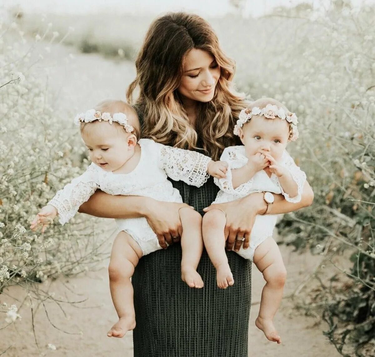 Беременная девушка. Беременная пара. Подростки и родители. Семья взрослые дети. Девушка и ее семья.