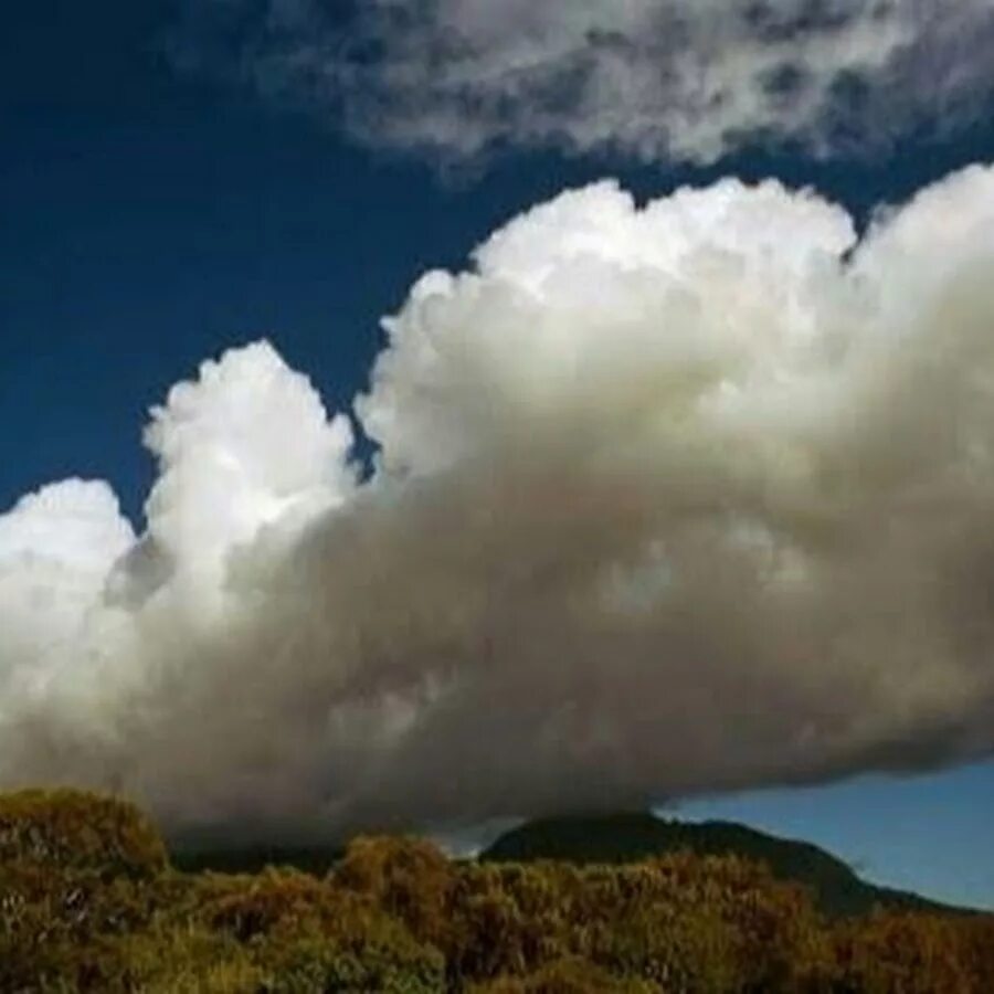 Облако казалось застыло. Низкие облака. Низкая облачность. К34 cloud. Low cloudy Sky.