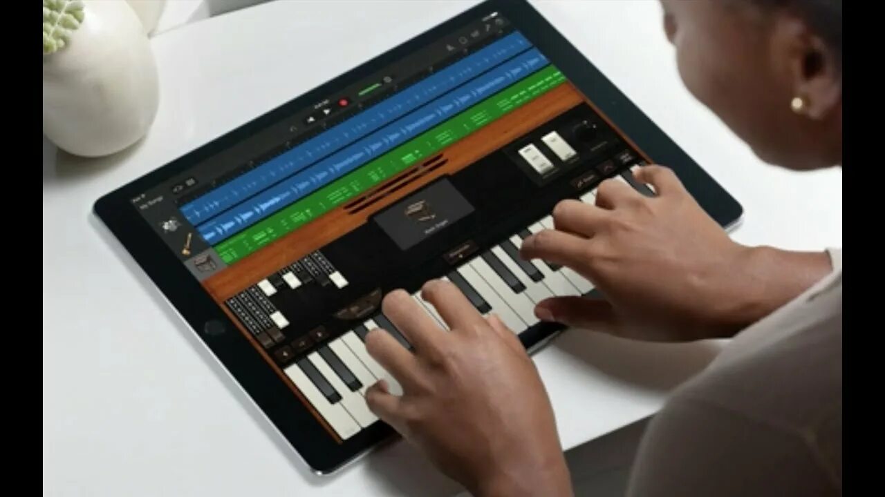 Garageband запись. Garageband ipad. планшет для музыкантов. garageband фото. ipad музыкальный.