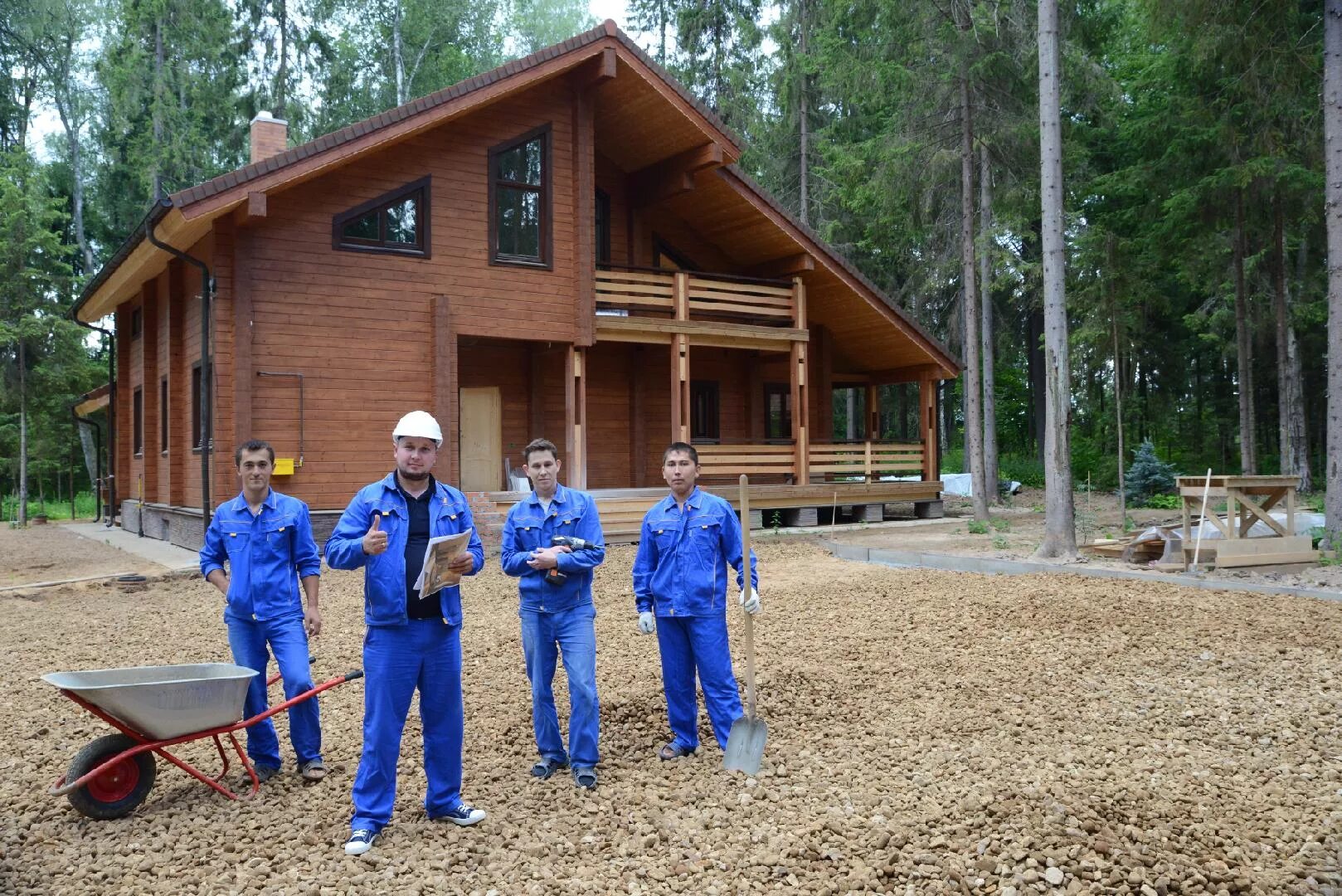 Найти рабочие дома. Стройка загородного дома.
