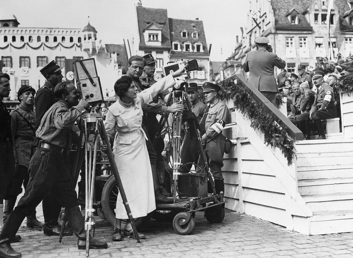 Лени рифеншталь триумф. Лени рифеншталь триумф воли. триумф воли 1934. фильм триумф воли лени рифеншталь. лени рифеншталь триумф воли съемки.