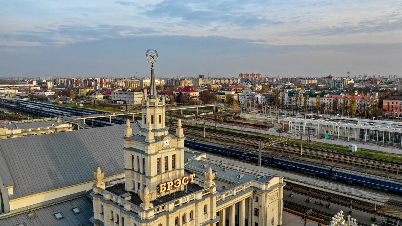 Брест ЖД вокзал. Железнодорожный вокзал Брест. Вокзал города Бреста. Вокзал Брест-Центральный. Станция брест