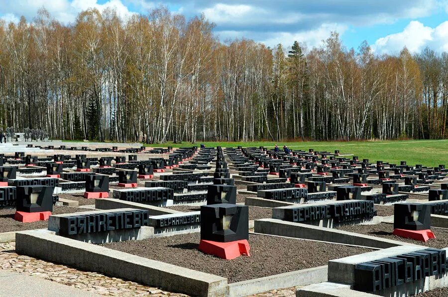 Мемориальный комплекс Хатынь Беларусь. Мемориал деревни Хатынь. Деревня Хатынь в Белоруссии сейчас. Мемориальный комплекс в Хатыни кладбище деревень.