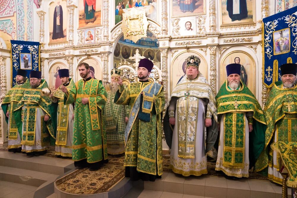 Храм христа спасителя в москве духовенство храма. Батюшки из храмов щербинки. Штат служителей храма 5 букв. Балахнинское благочиние. Дивеево чин погребения божией матери.