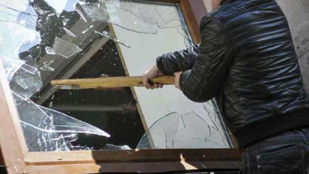 Разбитое окно. Разбитый стеклопакет. Разбитые окна. Разбили стекло в доме.