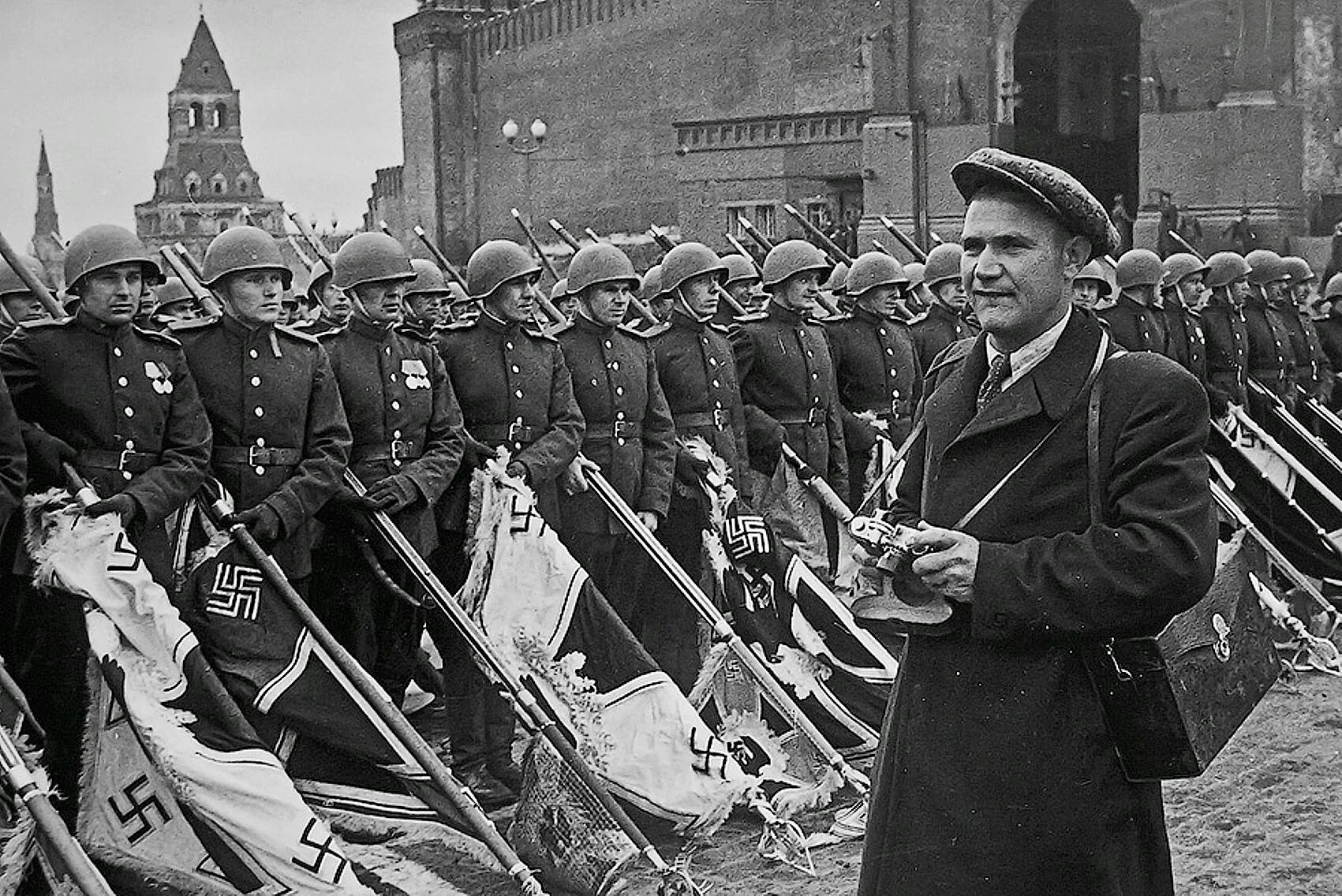 Парад победы германия. Евгений Халдей парад Победы на красной площади. Евгений Халдей парад Победы в Москве. Парад Победы 1945 Халдей.