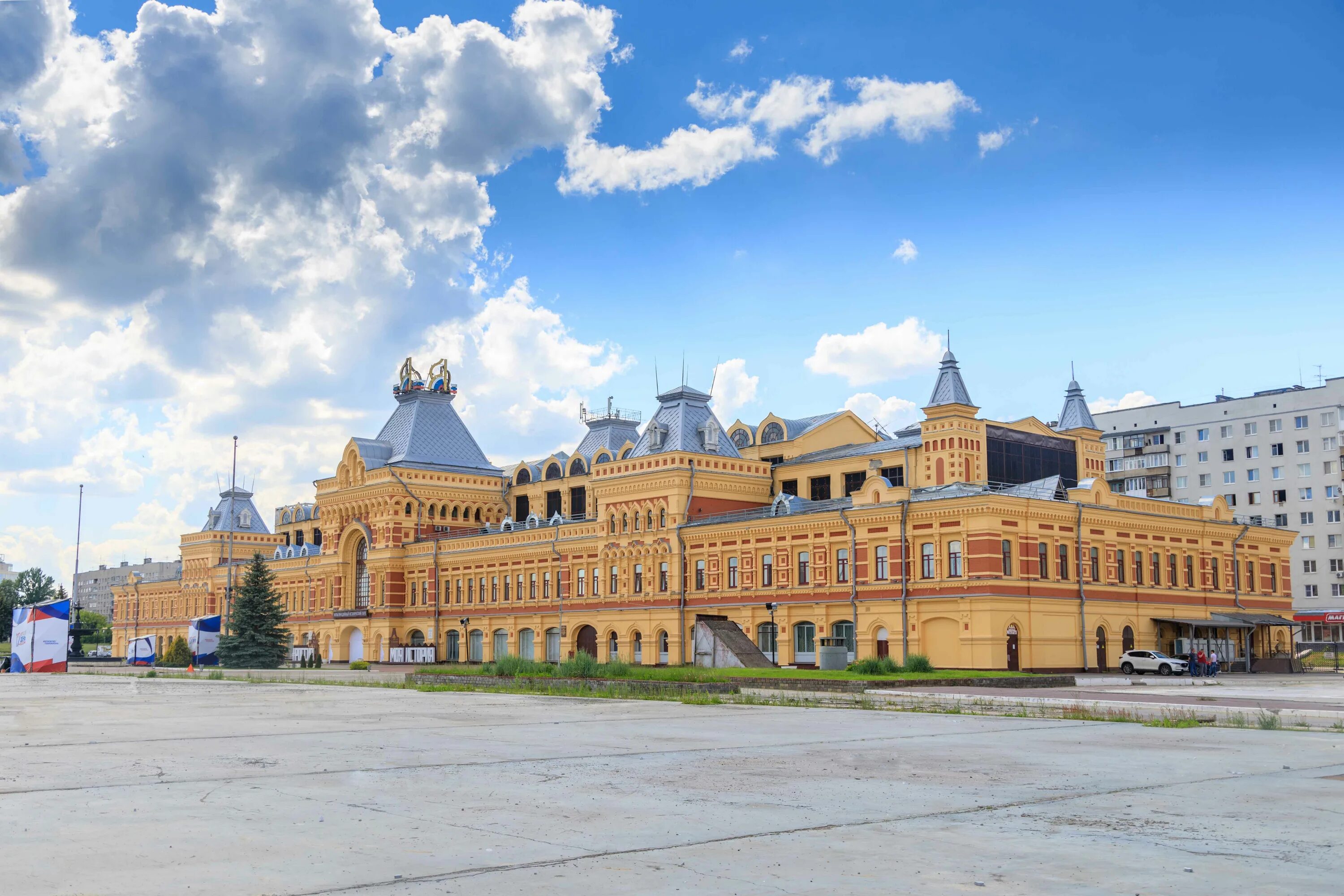 Нижегородская ярмарка захаров. Главный ярмарочный дом нижний новгород. Здание нижегородской ярмарки нижний новгород. Здание нижегородской ярмарки. Главный ярмарочный дом нижний новгород.