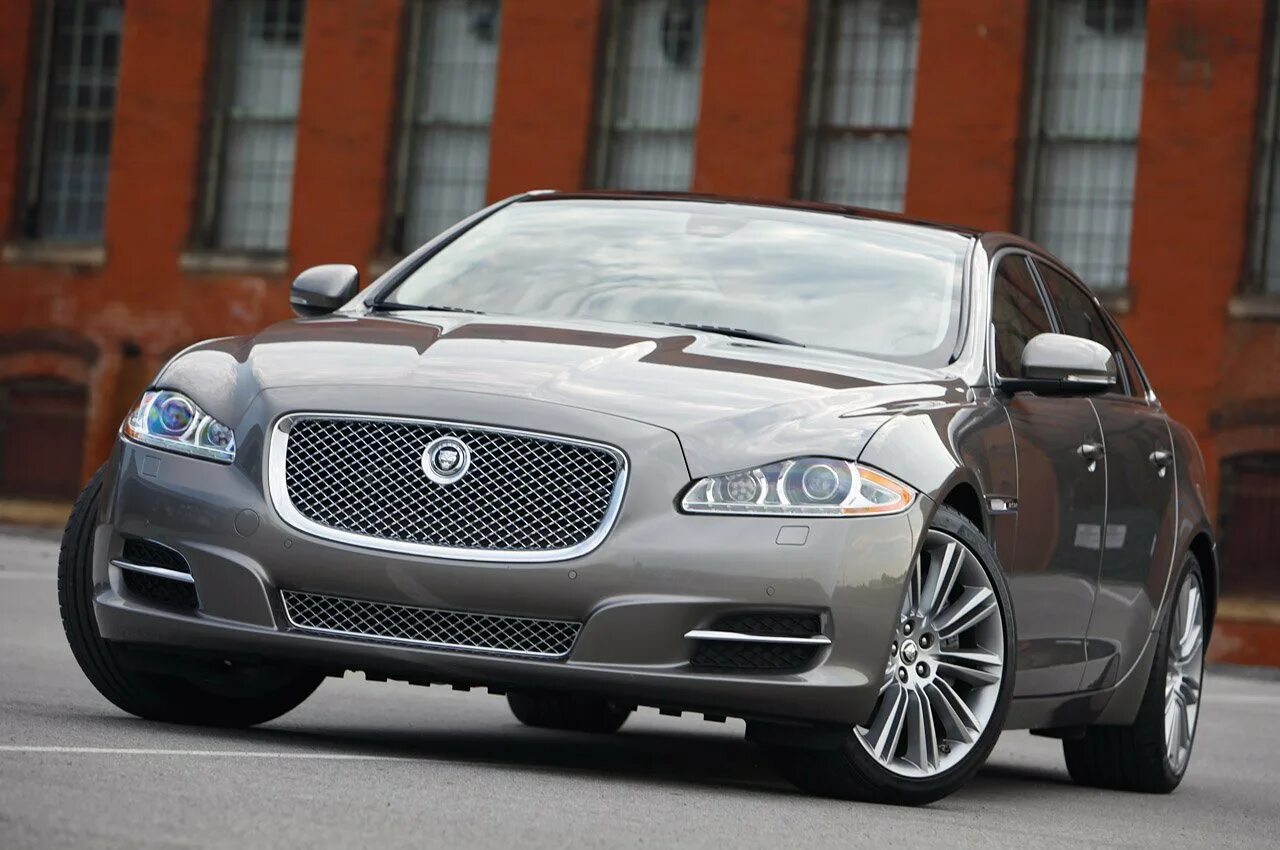 Кто выпускает автомобиль. Ягуар машина XJL. Jaguar XJ 2011. Ягуар XF 2005. Ягуар XJ 2011 года.