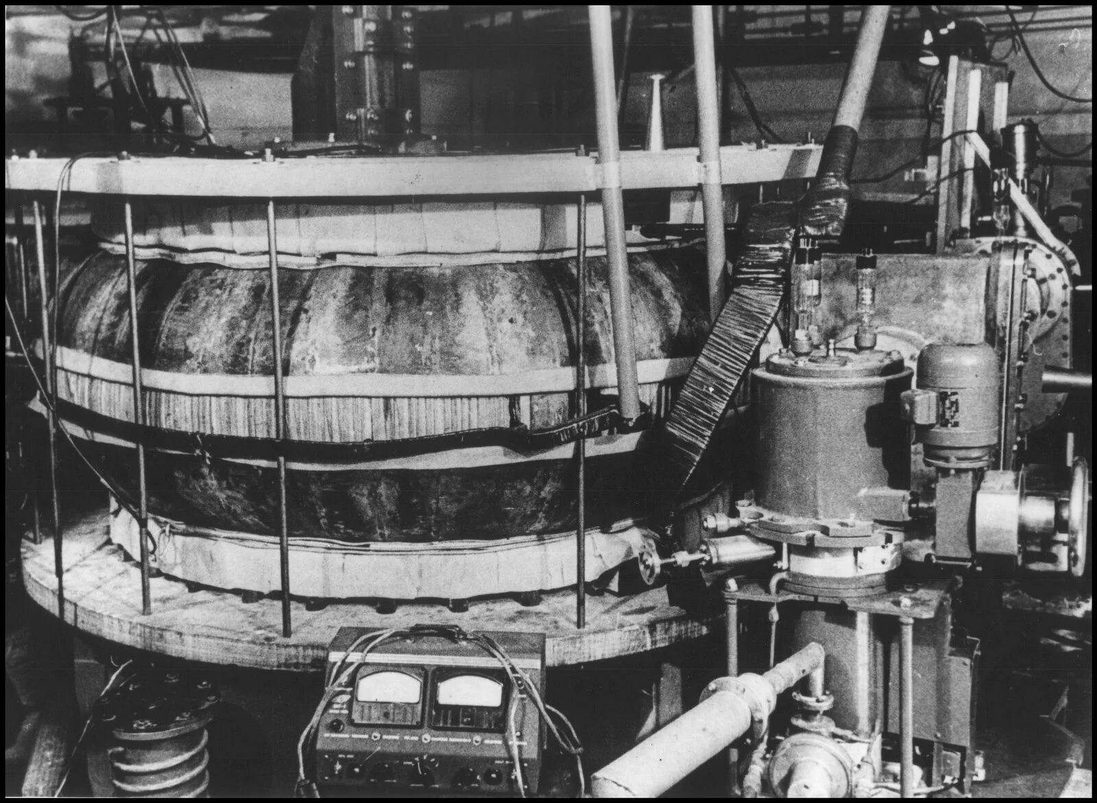 Первый советский ядерный реактор. Токамак 1954. Токамак т3 первый токамак. Токамак т-3. Токамак т-15мд.