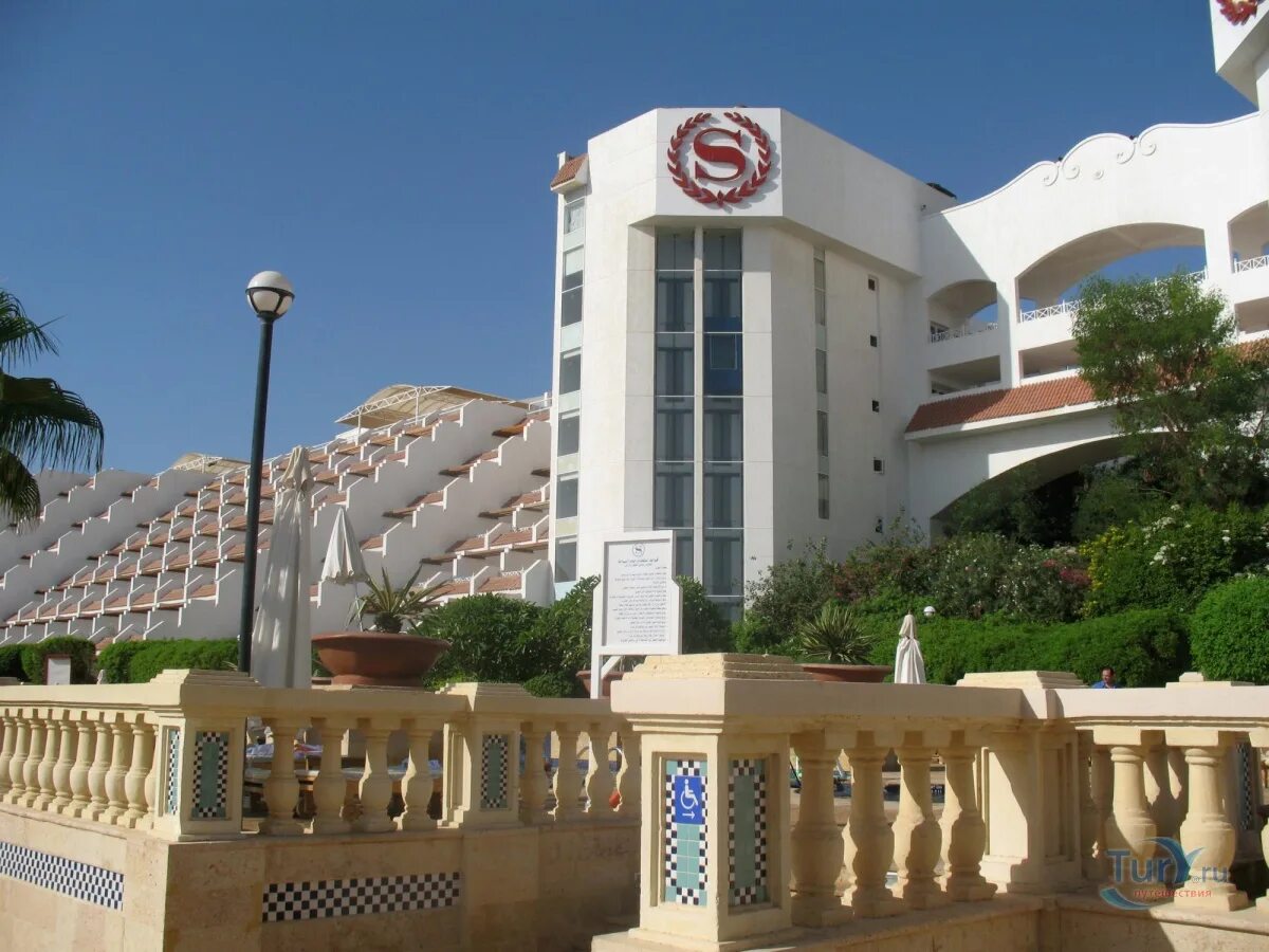 Шератон шри. Отель Sheraton Sharm Шарм-Эль-Шейх. Sheraton Sharm Resort Villas Spa 5 Египет Шарм-Эль-Шейх. Шератон Шарм-Эль-Шейх 5. Sheraton Sharm main building пляж.