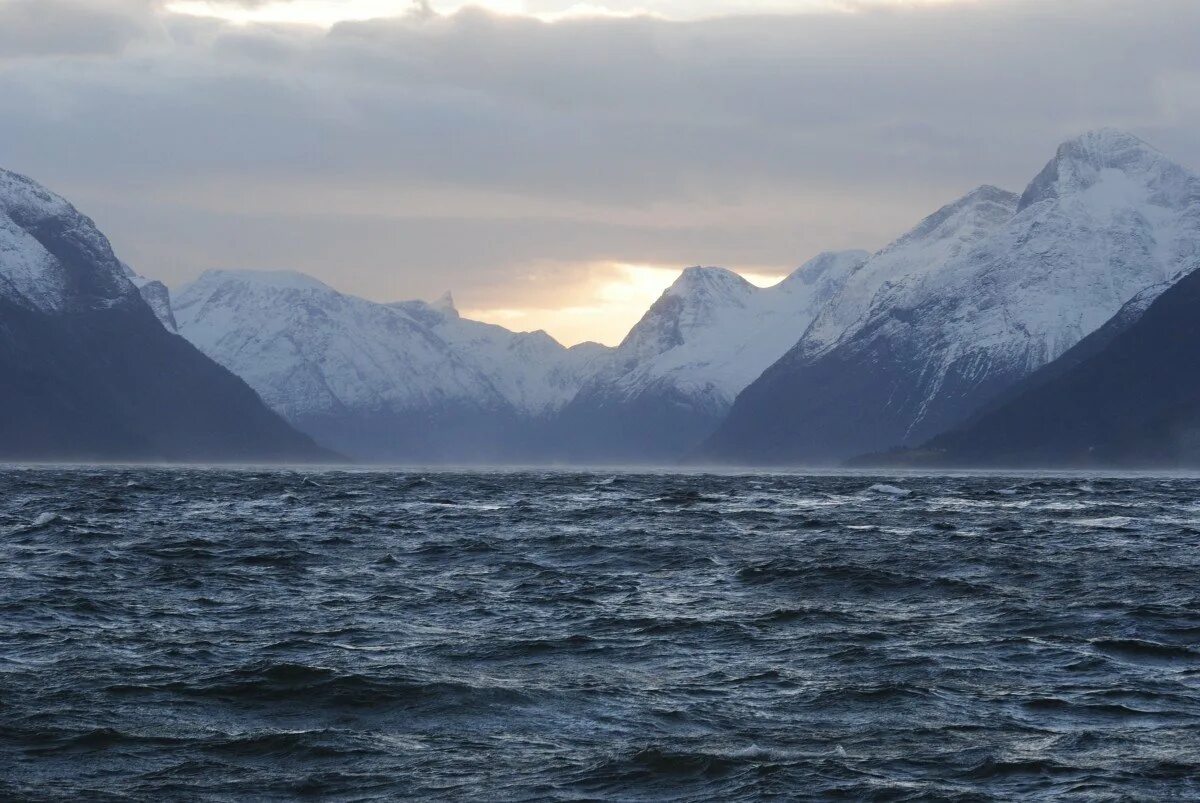 2 северный ледовитый океан. Горы океан северно Ледовитый. Море горы Север. Северный Ледовитый океан фьорды. Скандинавия океан.