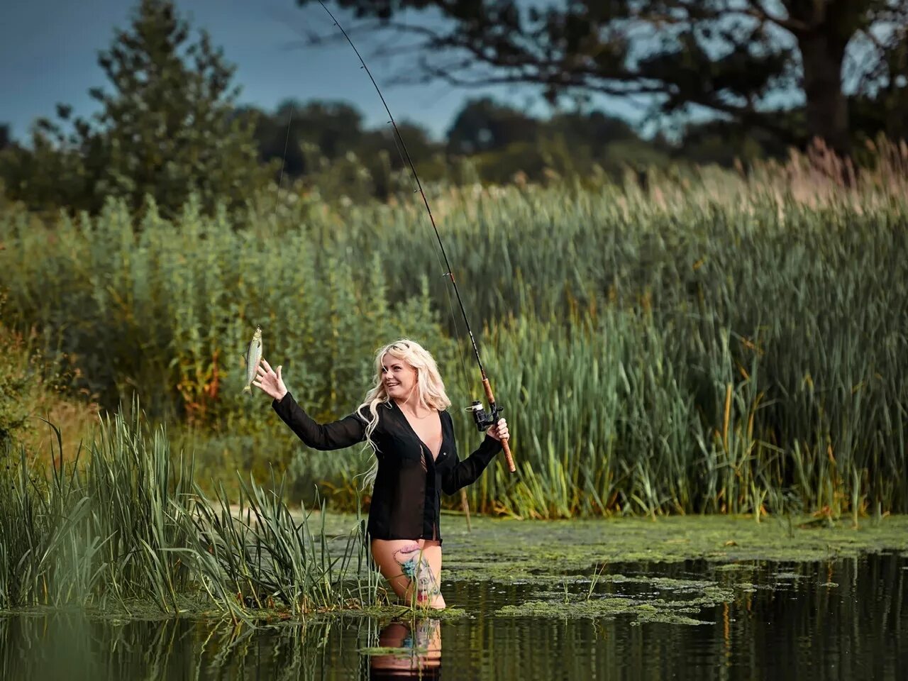Девушка с рыбой в руках. Рыбалка сток. Девушка ловит рыбу. Девушка с большой рыбой. Красивые женщины на рыбалке.