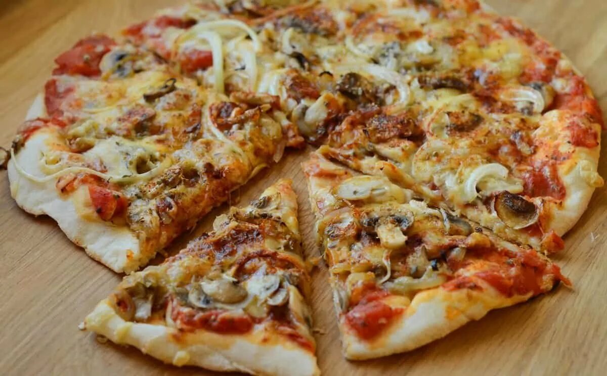 Тонкое тесто 4 буквы. Пицца с грибами. Домашняя пицца с грибами. Пицца с грибами и колбасой. Пицца домашняя в духовке.