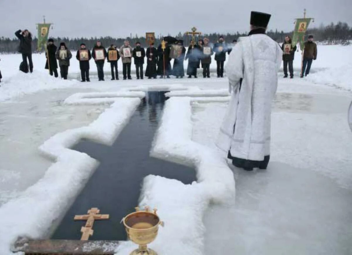 Перед крещенской водой. Крещение Господне Иордань. Крещение Господне праздник прорубь. С Крещением Господним 19 января. Крещение прорубь 2023.