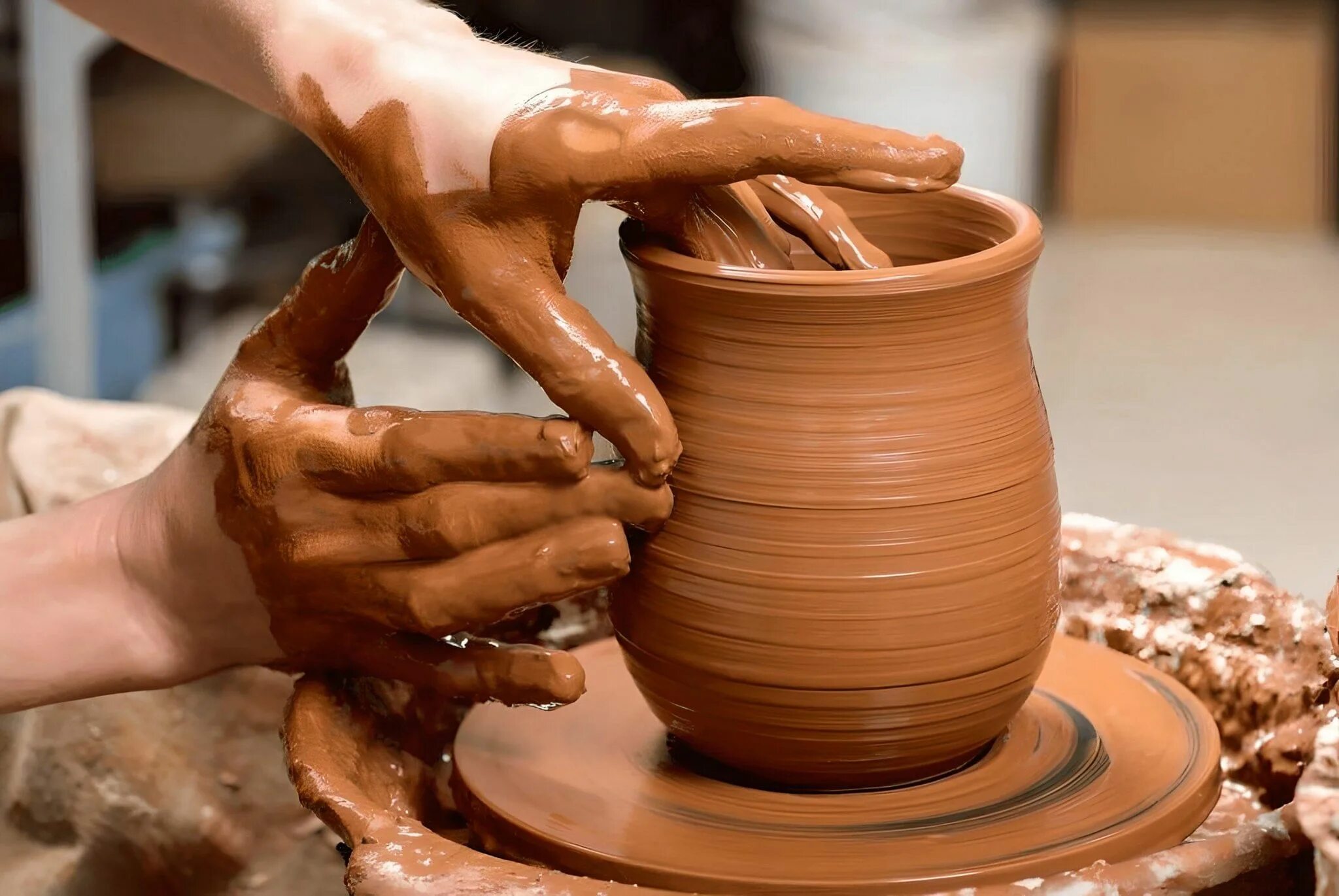 Декоративные изделия из глины. Лепка на гончарном круге. Горшок из глины. Керамические горшки с отверстием для дренажа. Формовка глины.