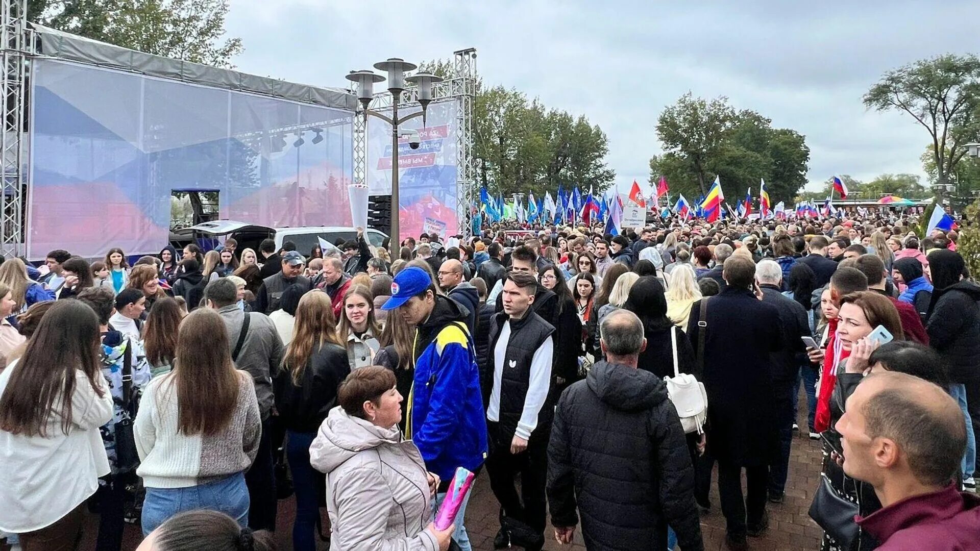 Ростов на дону новости сегодня свежие события. Митинг концерт. Митинг концерт 2022. Митинг концерт 23 сентября 2022. Митинг в поддержку России Левобережная.