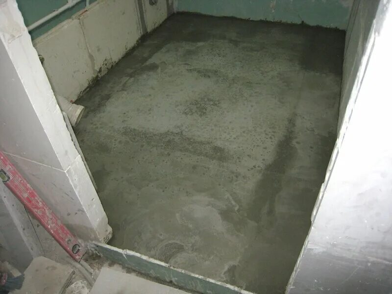 полусухая стяжка в хрущевке. выравнивание полов в хрущевке. правильная стяжка в хрущевке. цементная стяжка пола в хрущевке. стяжка в хрущевке.