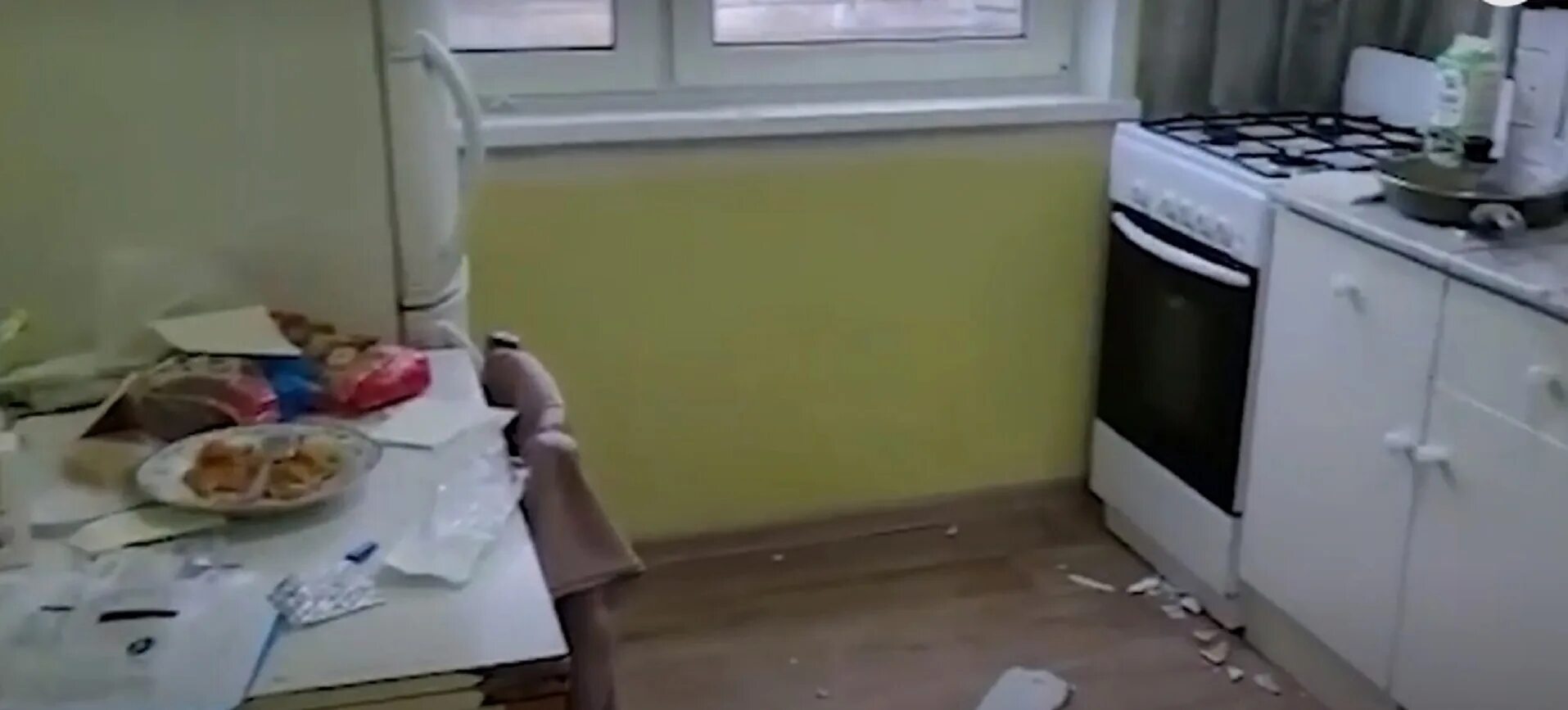 Выбросила из окна 11 этажа. Выбросила ребенка из окна. Девушка выбросила ребёнка с 11 этажа. Курянка выкинула с 11 этажа ребенка в москве. Мать выбросила дочь с 6 этажа.