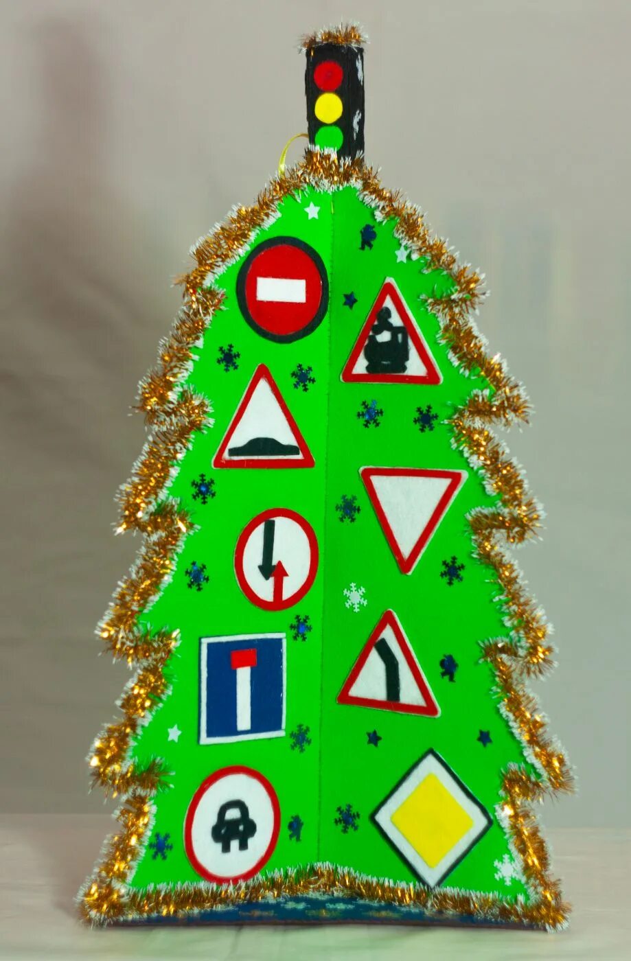елочная игрушка своими руками правила дорожного движения. новогодняя игрушка по пдд. елочная игрушка своими руками правила дорожного движения. игрушка на елку в виде дорожного знака. дорожный знак на новогодней елке поделка.